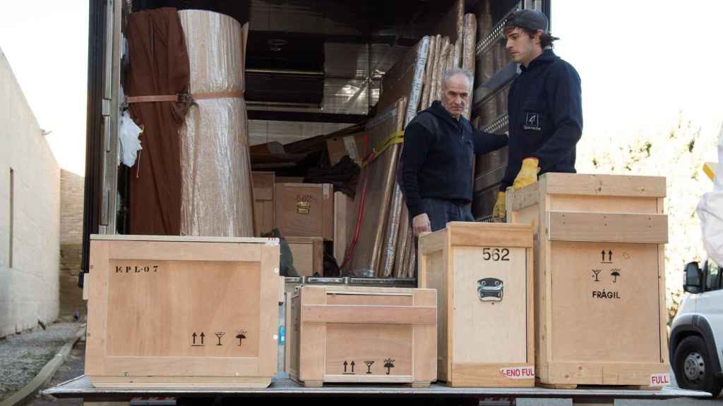 Dos operarios descargan las obras de Sijena que el Museu de Lleida envió / EFE