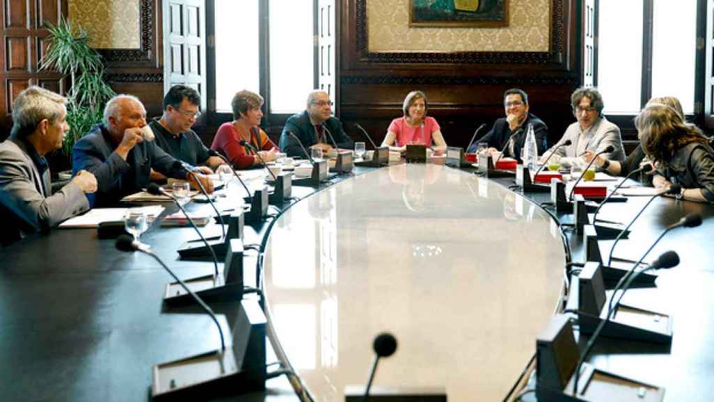 La presidenta del Parlamento, Carme Forcadell (c), en la reunión de la Mesa, donde los independentistas tienen mayoría / EFE