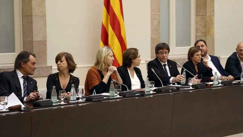 (De i a d) El expresidente de la Generalitat Artur Mas; la consellera de Gobernación, Meritxell Borras; la consellera de la Presidencia, Neus Munté; la alcaldesa de Barcelona, Ada Colau; el presidente de la Generalitat, Carles Puigemont; la presidenta del