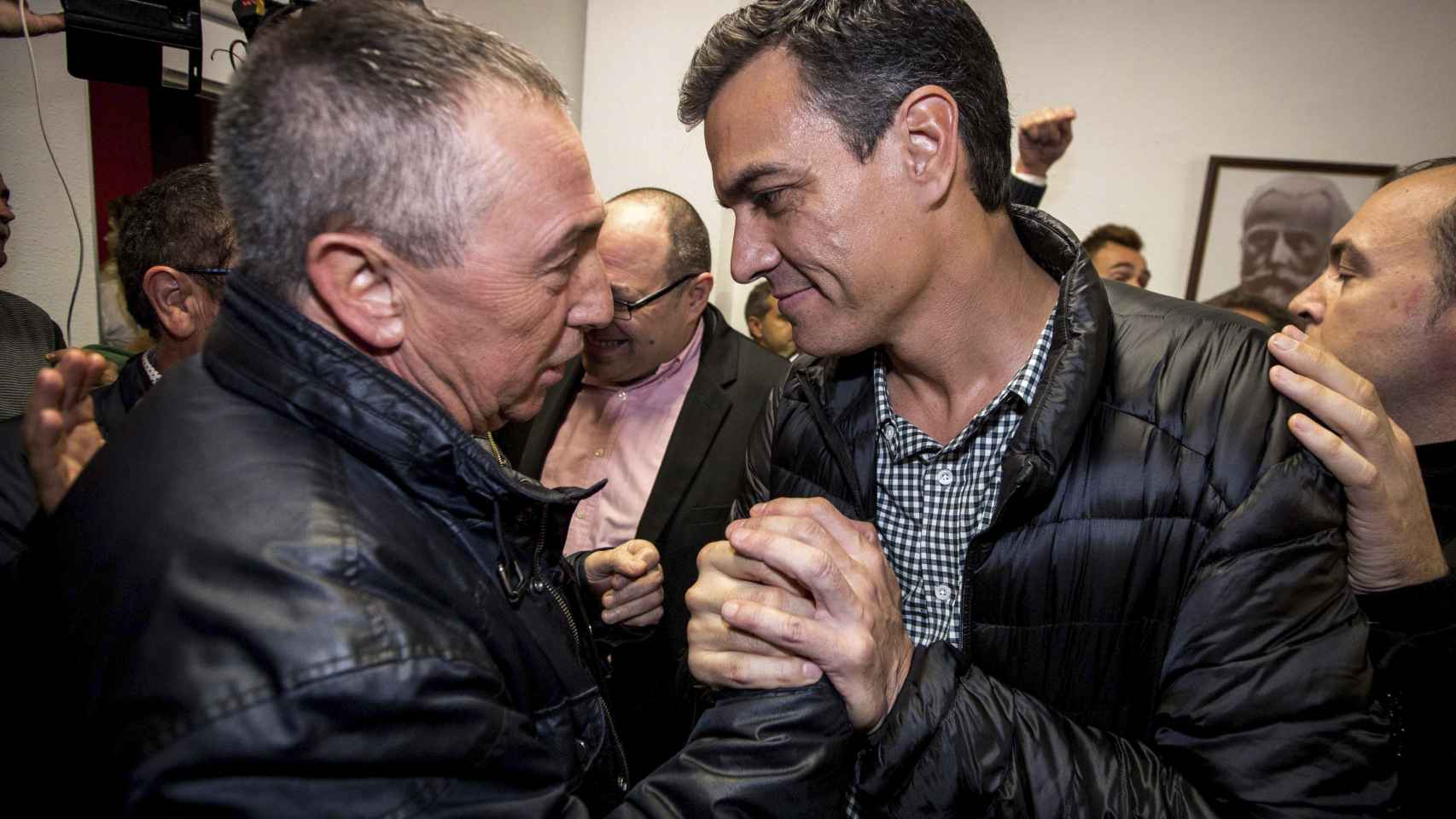 Pedro Sánchez salua a Joan Valdobí, de Compromís, esta mañana en Valencia / EFE