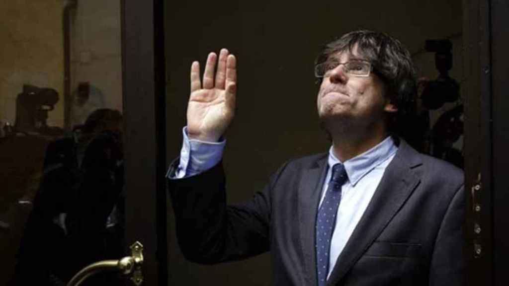 Carles Puigdemont, presidente de la Generalitat, en el pleno del Parlament.