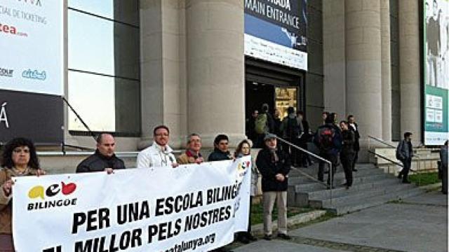 Concentración de la AEB de Cataluña en el Salón de la Enseñanza