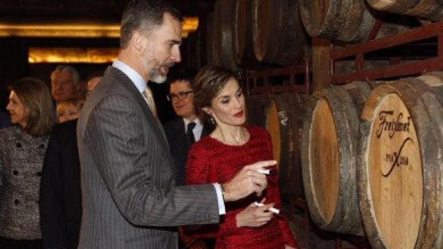 El Rey Felipe VI, durante su visita a las cavas Freixenet