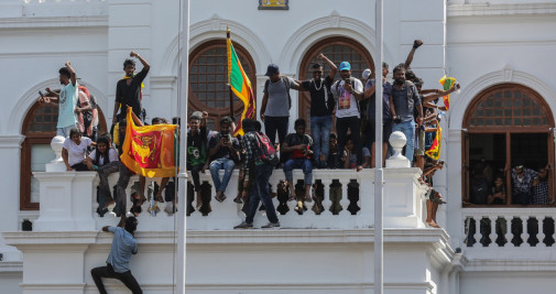 Manifestantes de Sri Lanka después de haber irrumpido en la oficina del primer ministro en Colombo / EFE - Chamila Karunarathne