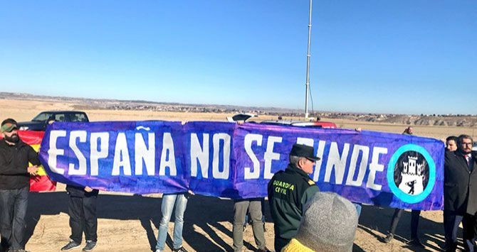 La pancarta de Hogar Social en el acto de campaña de ERC ante la cárcel de Estremera / TWITTER