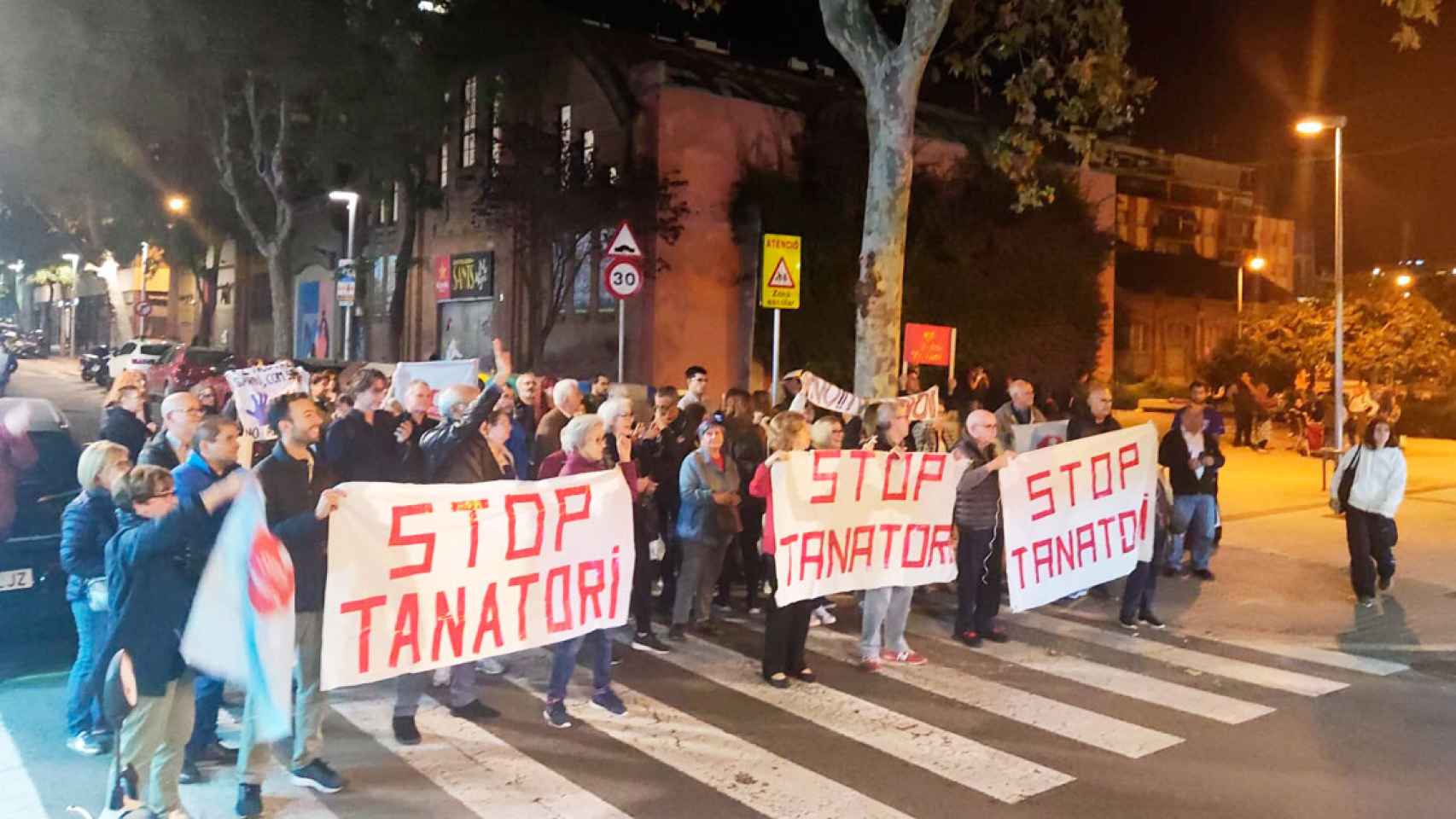 Imagen de la primera protesta contra el Tanatorio de Sants / Cedida