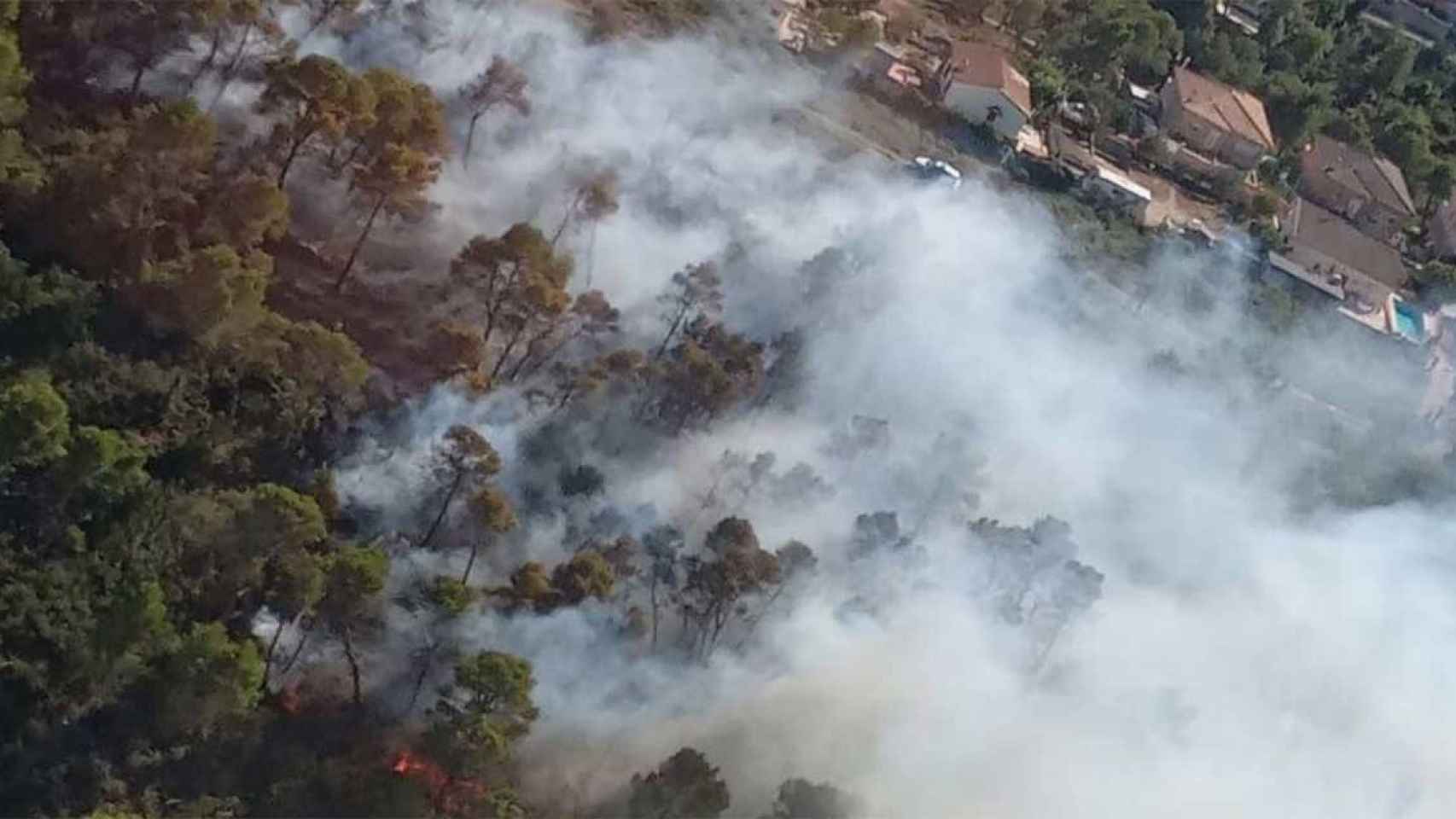 Incendio forestal en La Torre de Claramunt (Barcelona) / BOMBEROS DE LA GENERALITAT