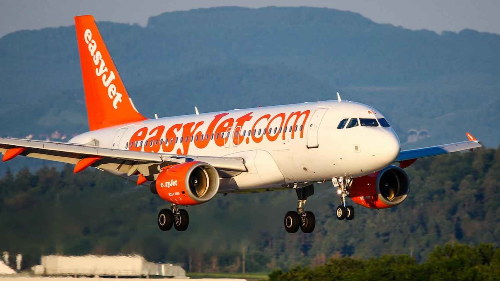 Avión de Easyjet aterrizando / EP