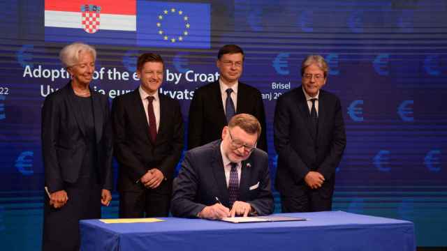El ministro checo de Economía, Zbynik Stanjura, firma en Bruselas, bajo la presidencia del Consejo de la UE, los documentos que permiten la introducción del euro en Croacia / EP