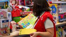 Una trabajadora de Cruz Roja prepara juguetes para repartirlos entre niños de Cataluña / CRUZ ROJA