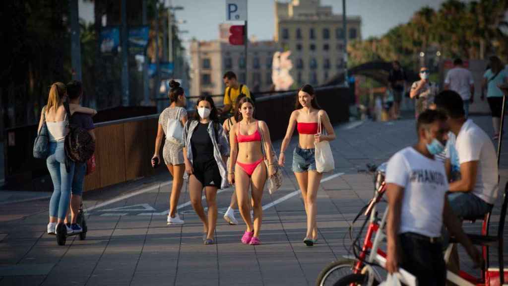 Ciudadanos pasean por el barrio de La Barceloneta durante este verano / EP