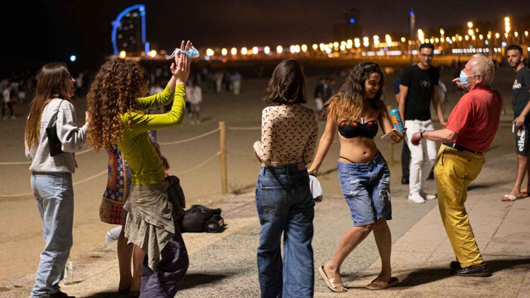 Imagen de vecinos de fiesta en una playa de Barcelona / EP