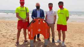 El alcalde de Salou, Pere Granados, posa con el dron junto a dos socorristas / AYUNTAMIENTO DE SALOU