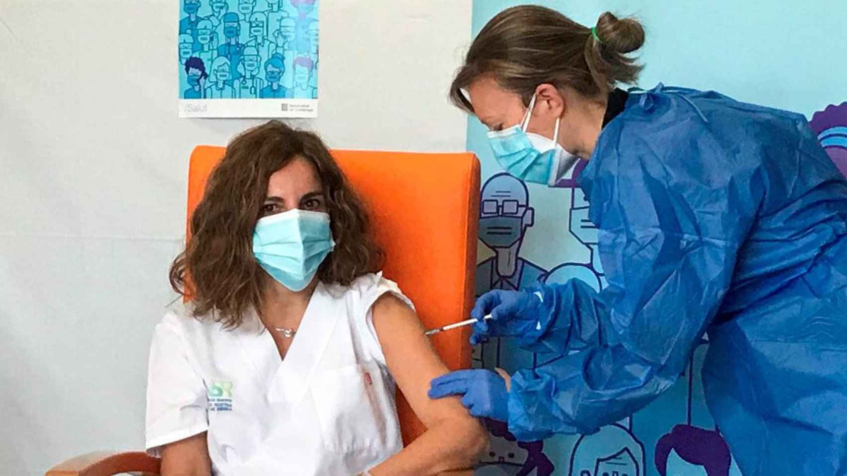 Una sanitaria se vacuna contra la Covid, una inmunización que Salud ampliará en verano / EP