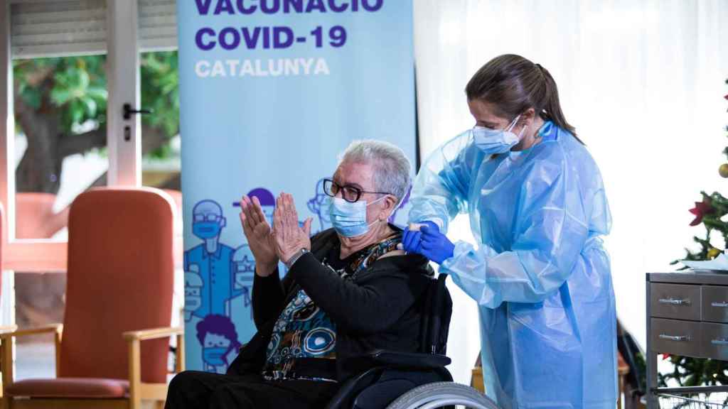 Josefa Pérez, la primera persona vacunada de Covid-19 en Cataluña / EP