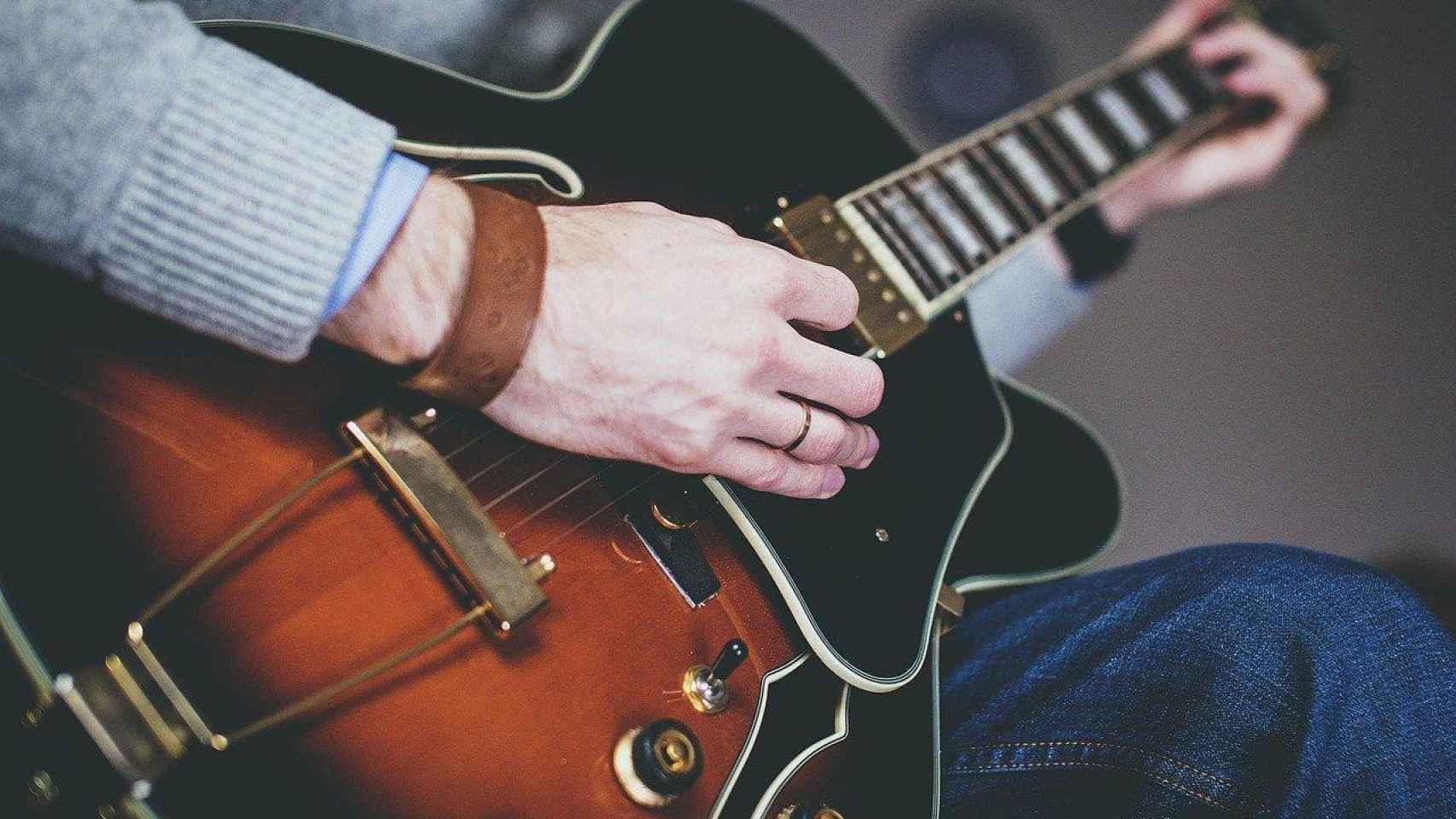 Hombre tocando la guitarra