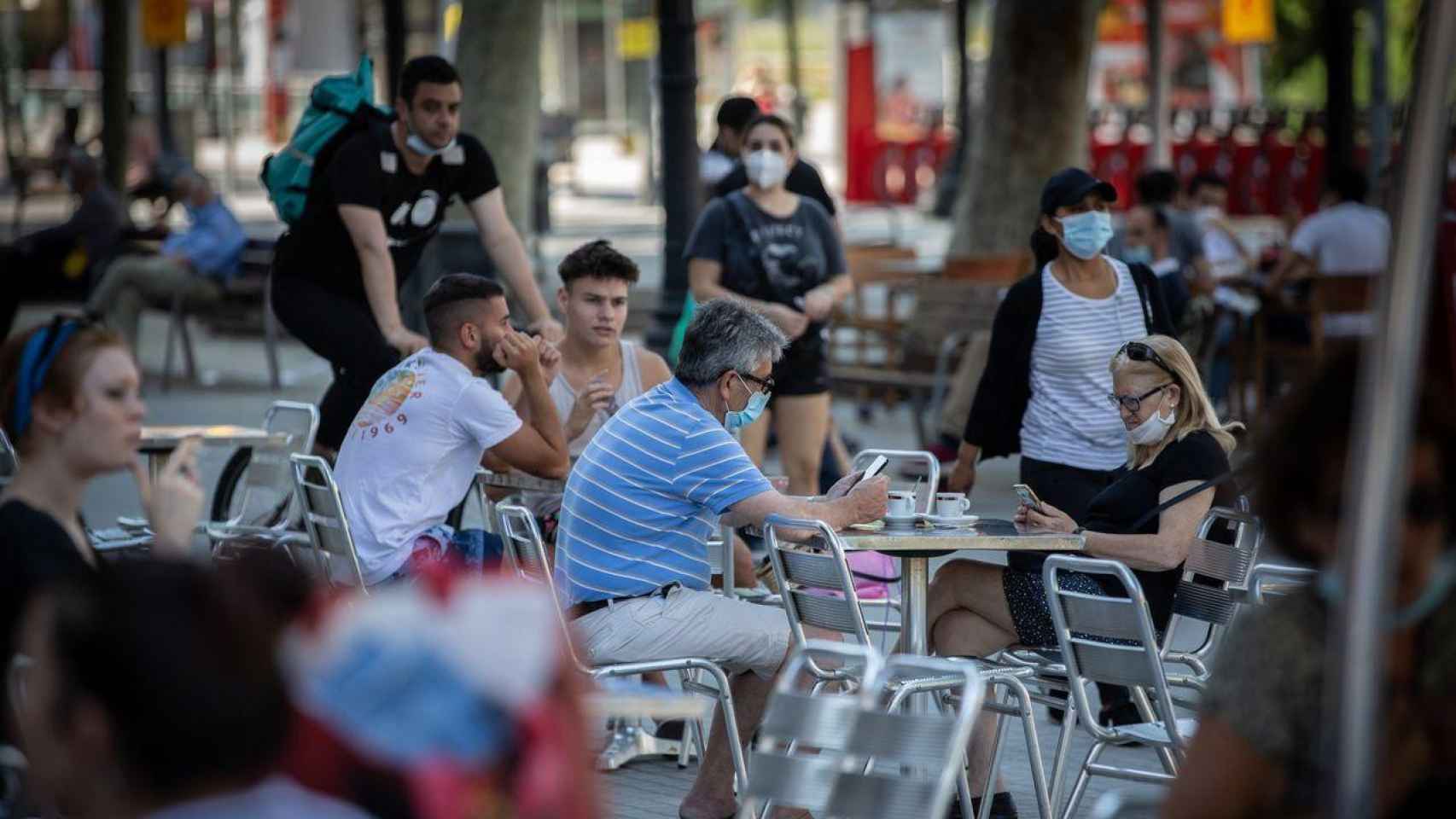 Personas en la terraza de un bar de Barcelona (Cataluña) / EP