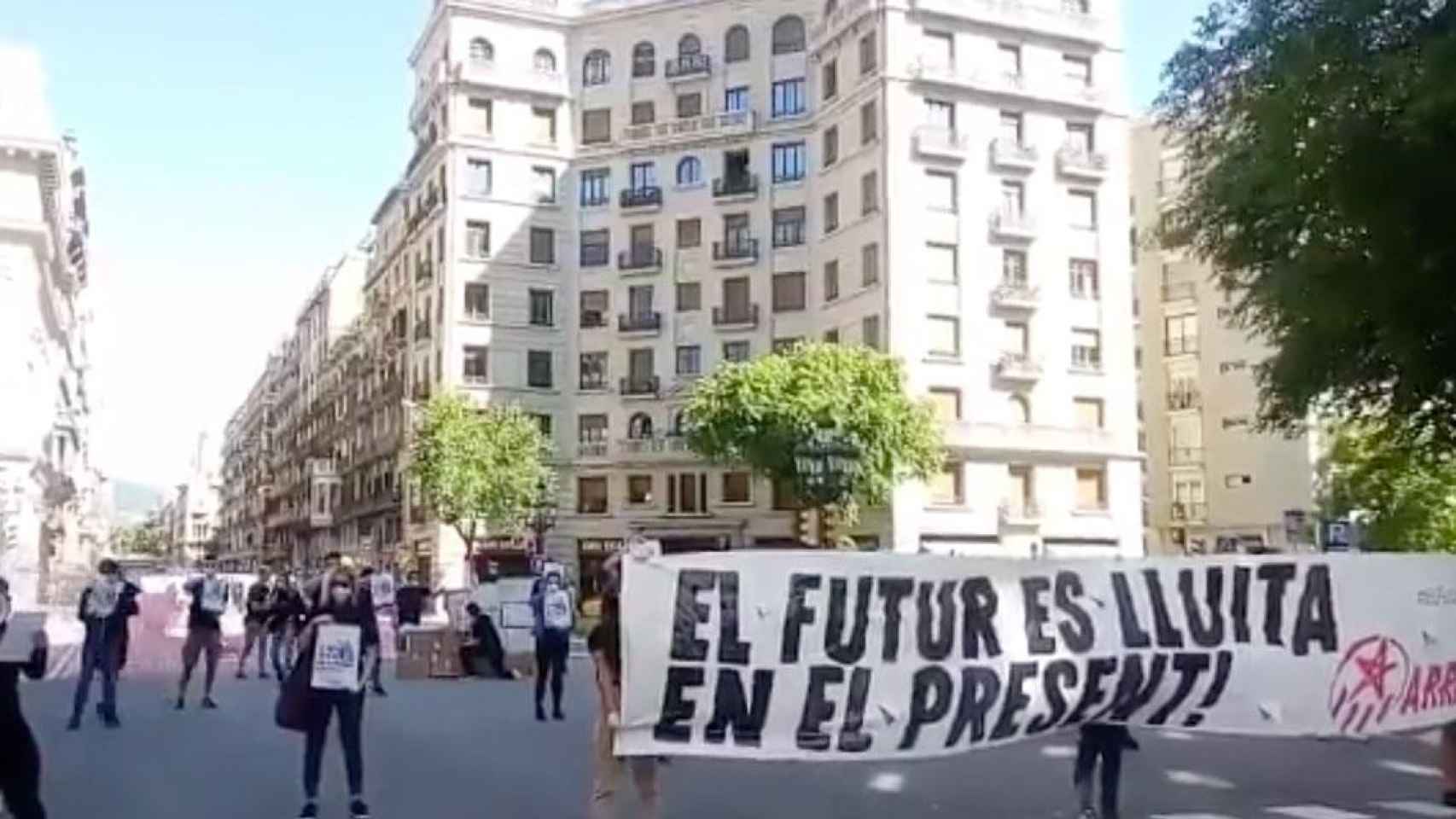 Militantes de Arran, 'cachorros' de la CUP, cortan Via Laietana, frente a Foment / TWITTER