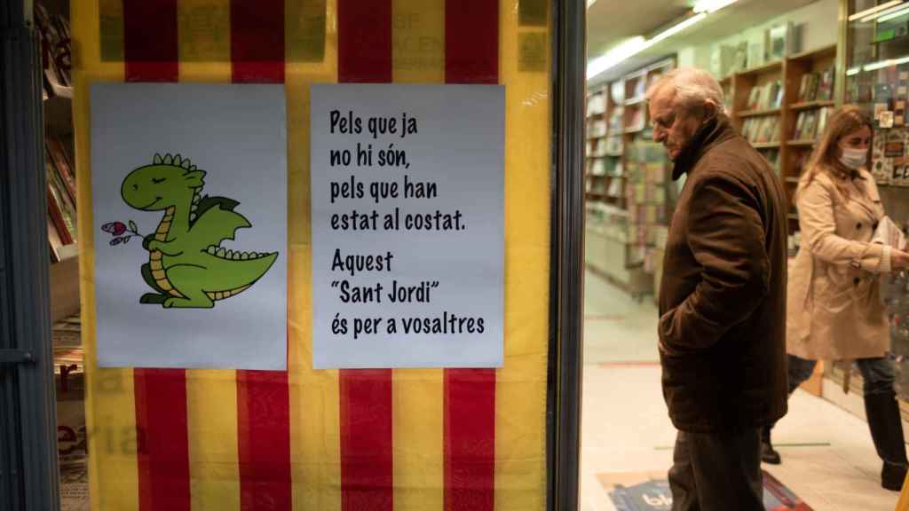 Un hombre entra en la papelería Demos para comprar libros, en Barcelona / EP