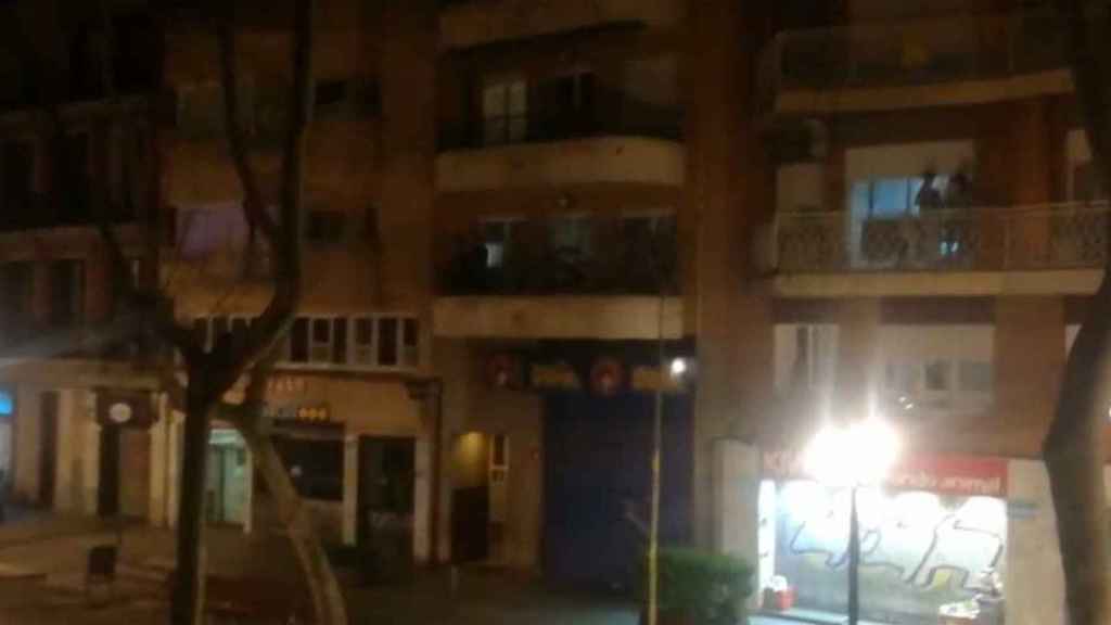 Aplausos al personal sanitario desde los balcones de una calle de Barcelona. España se vuelca con los sanitarios