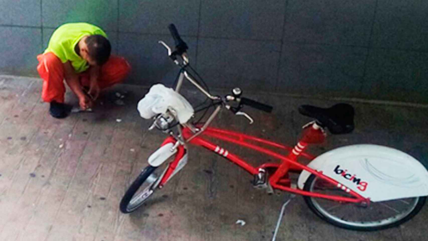 Imagen de un yonqui inyectándose heroína en una vena junto al ambulatorio del Besós en Barcelona / CG