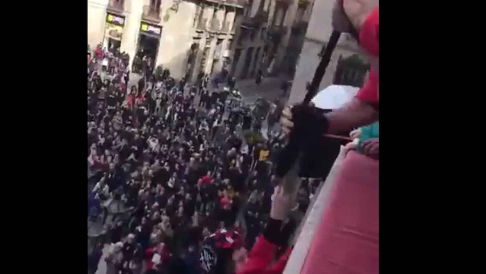 Una foto del vídeo de la caída de la niña