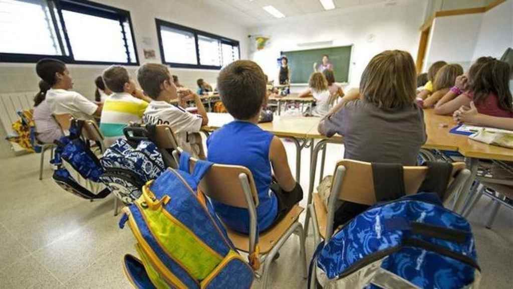 Alumnos atienden en una clase de primaria / EFE