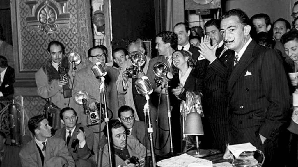 Fotografía del 11/11/1951 del pintor Salvador Dalí durante una conferencia en el teatro María Guerrero de Madrid / EFE