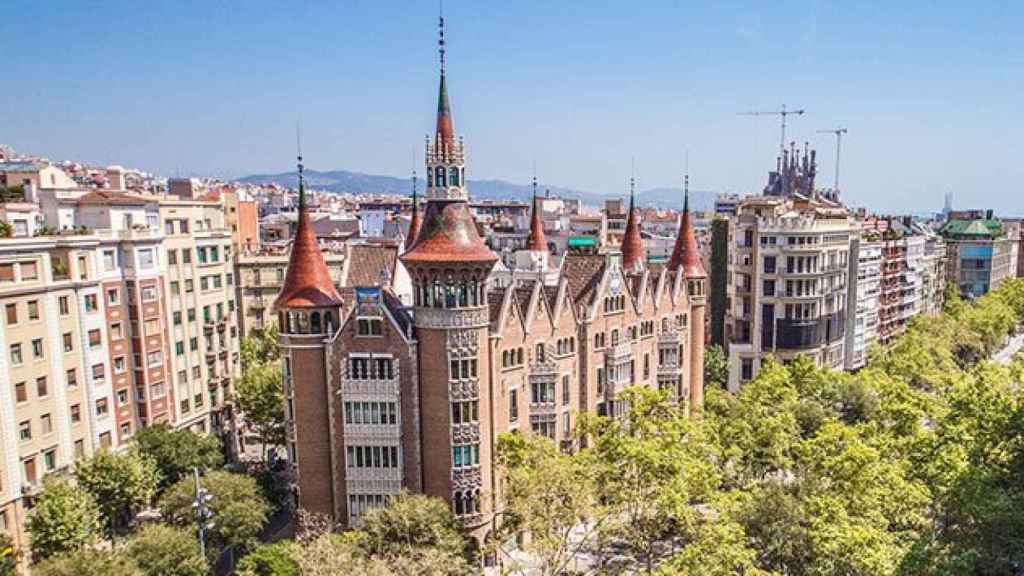 El exterior de la Casa de les Punxes, situada en el cruce de la avenida Diagonal y la calle Rosselló de Barcelona.