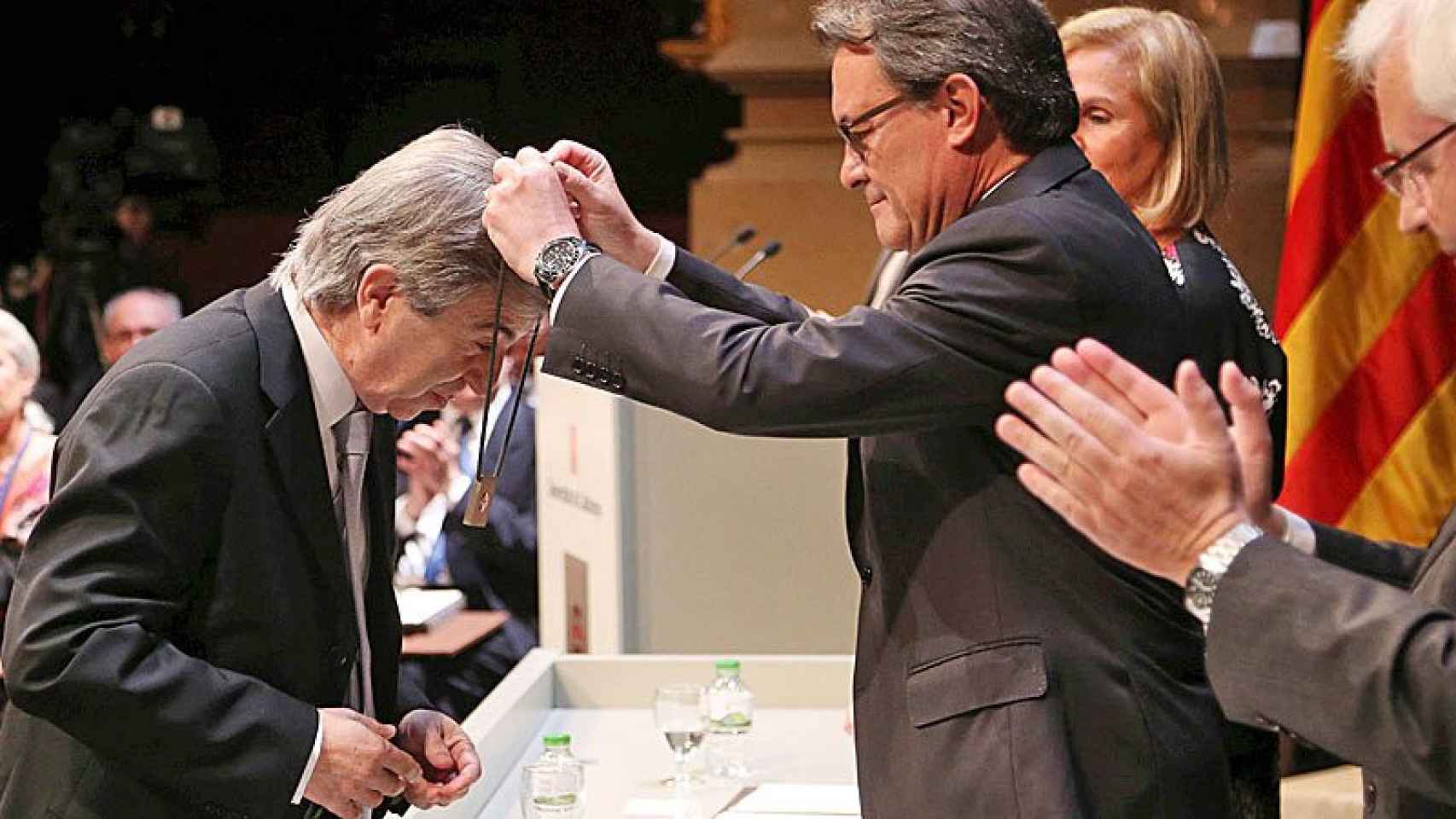 El doctor Miquel Vilardell, recibiendo la Creu de Sant Jordi 2015 de manos del presidente de la Generalitat, Artur Mas