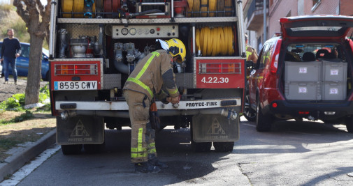 Bomberos trabajando en el Incendio de Rubí / GALA ESPÍN - CRÓNICA GLOBAL