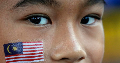 Un niño con una pegatina de la bandera de Malasia en la mejilla asiste a las celebraciones del Día Nacional 2022 en Kuala Lumpur (Malasia) - EFE/FAZRY ISMAIL