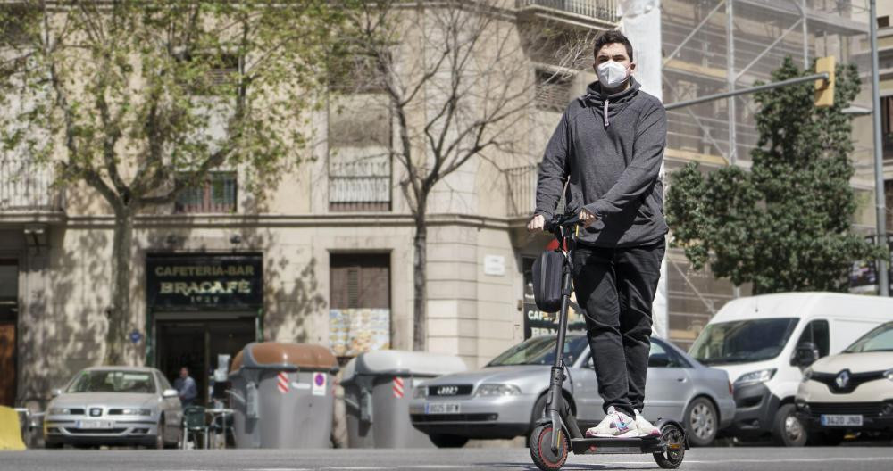 Un hombre cruza en patinete la calle Roger de Llúria en el Eixample / PABLO MIRANZO (CG)