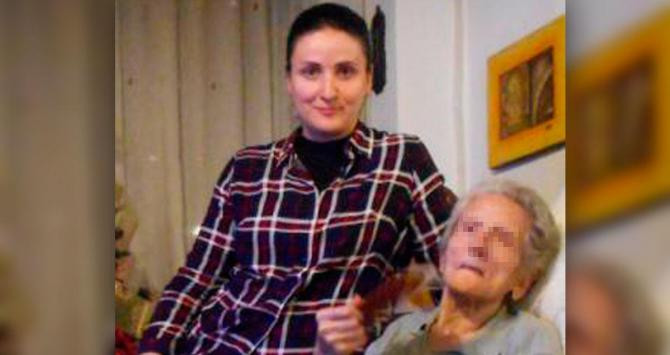 Mercedes, la denunciante, con Ángeles, su madre de 86 años, que falleció el 15 de abril durante la pandemia / CG