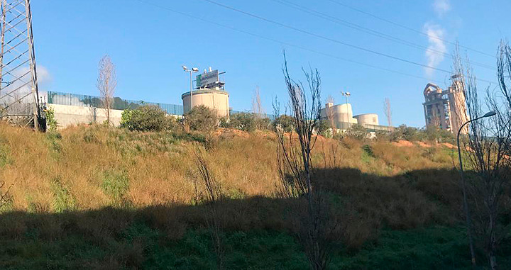 La fábrica cementera-incineradora de Lafarge en Montcada i Reixac