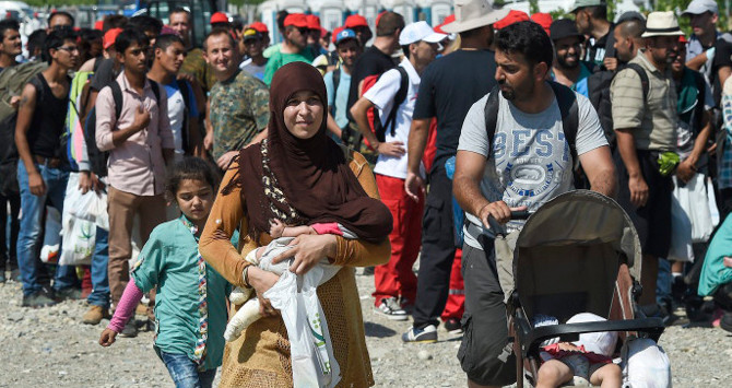 Una familia de refugiados, la madre con un bebé en brazos / EFE