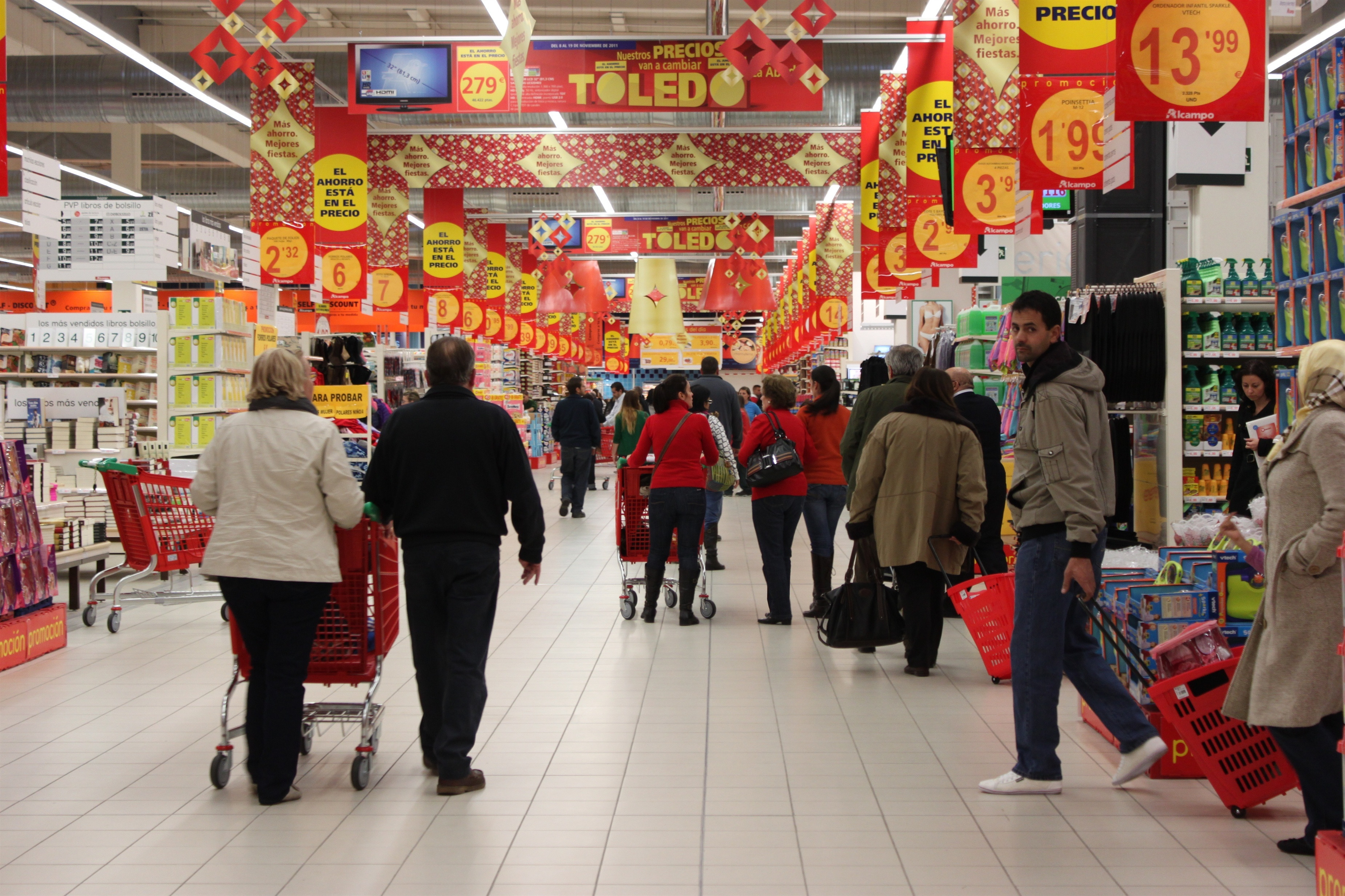 Interior de un supermercado con productos de alimentación / EP