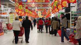 Interior de un supermercado con productos de alimentación / EP