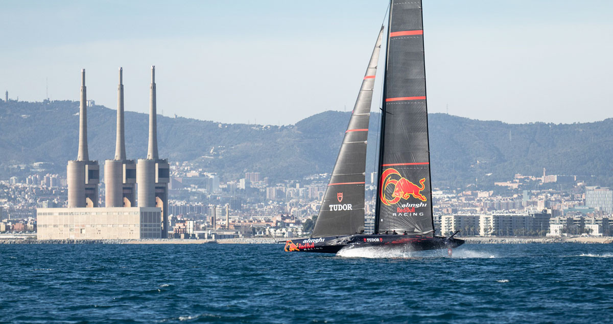 Un buque AC75 de la Copa América con las Tres Chimeneas del Besòs de fondo / Cedida