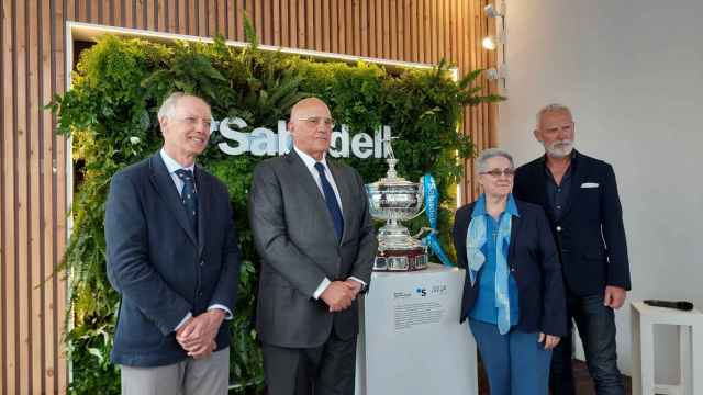 El presidente de Banco Sabadell, Josep Oliu, junto a los representantes de las entidades / BANCO SABADELL