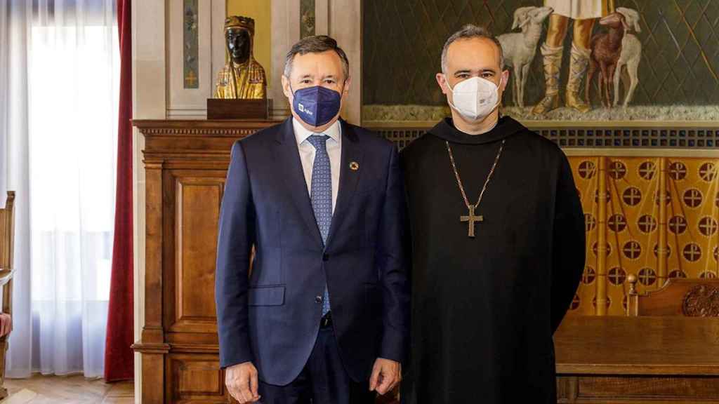 Ángel Simón, presidente de Agbar, y Manel Gasch, abad de Montserrat / AGBAR