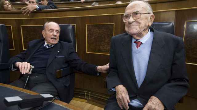 Manuel Fraga y Santiago Carrillo, dos figuras políticas de la última época en la que España padeció un IPC del 9,8% / EP