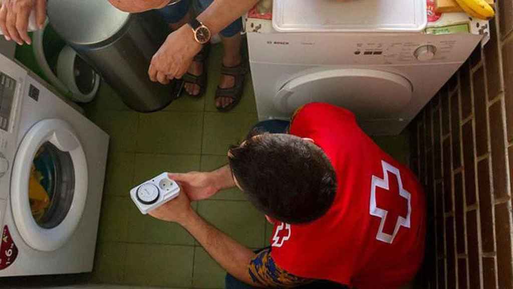 Imagen de un trabajador de Cruz Roja durante un servicio / CEDIDA