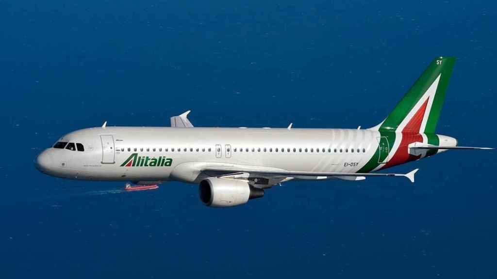 Un avión de Alitalia sobrevolando el mar, en una imagen de archivo / EUROPA PRESS