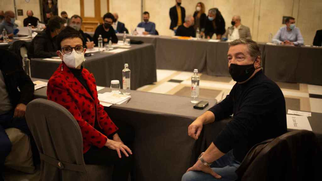 Carme Ruscalleda y  Joan Roca miran a cámara antes de iniciar la reunión de restauradores / EP