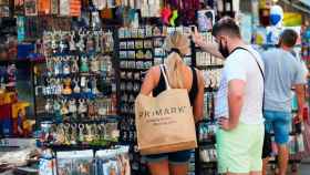 Imagen de dos turistas en Las Ramblas de Barcelona / EFE