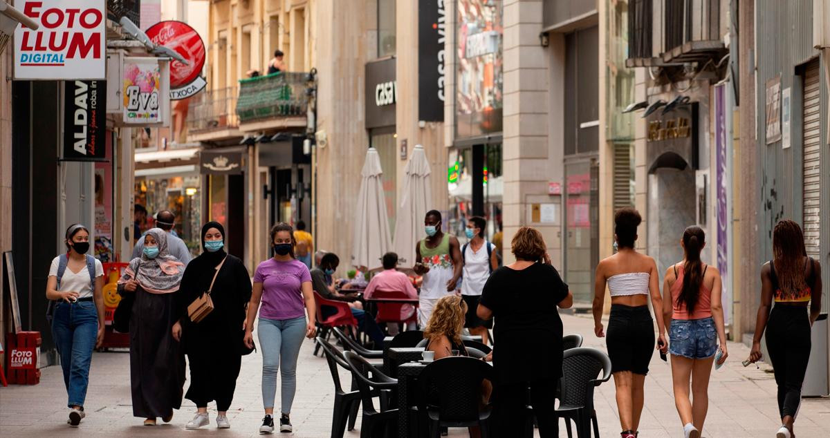 Varias personas caminan por el centro comercial e histórico de Lleida / EFE