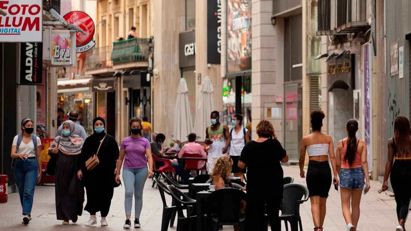 Varias personas caminan por el centro comercial e histórico de Lleida / EFE