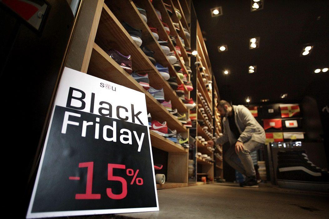 Un centro comercial durante el 'Black Friday' / EFE