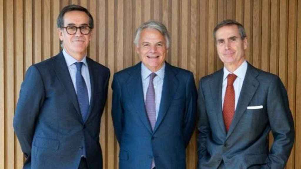 Alfonso Gil, consejero delegado de Alantra Wealth Management, Ignacio Garralda, presidente del Grupo Mutua, y Santiago Eguidazu, presidente de Alantra / MUTUA